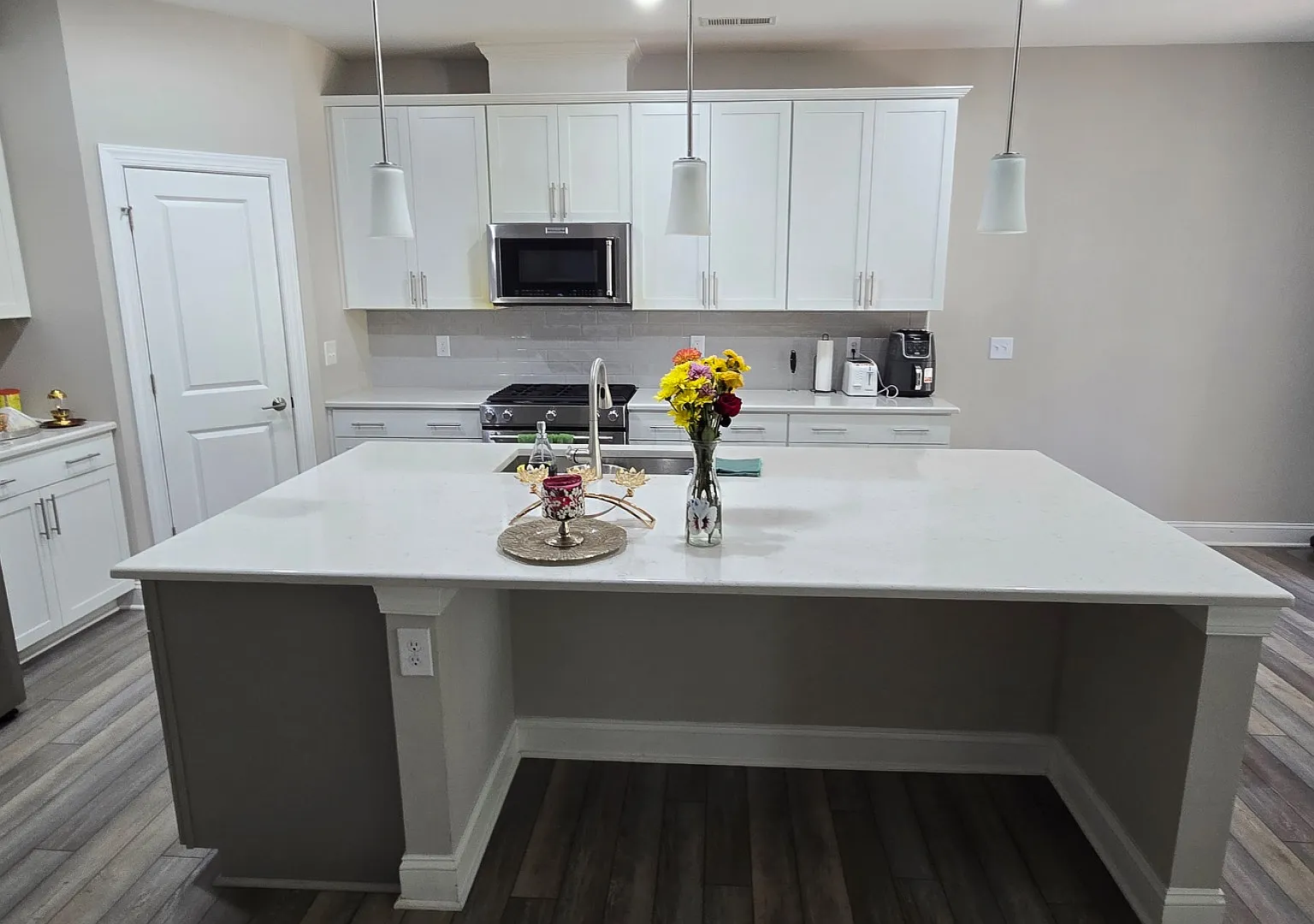 3 bed, 3.5 bath, 2542 sqft, $2,795 — Photo 3