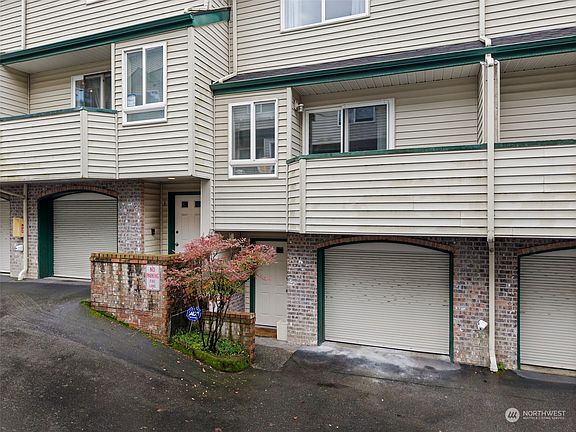 3rd image of 19523 Aurora Avenue N #4