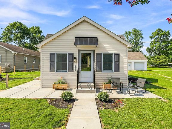 3rd image of 1019 Shoreland Dr