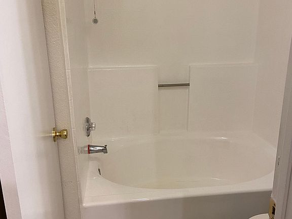 5th image of 928 S Cypress Ave APT 16