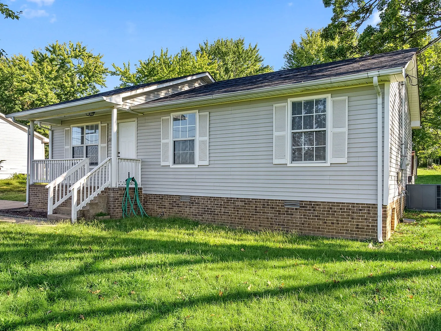 3 bed, 1.0 bath, 1005 sqft, $1,250 — Photo 3