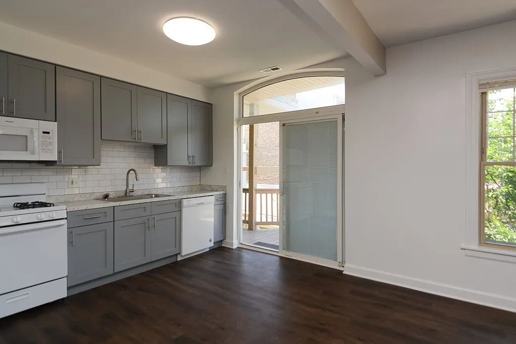 5208 N Sawyer Ave — Photo 4