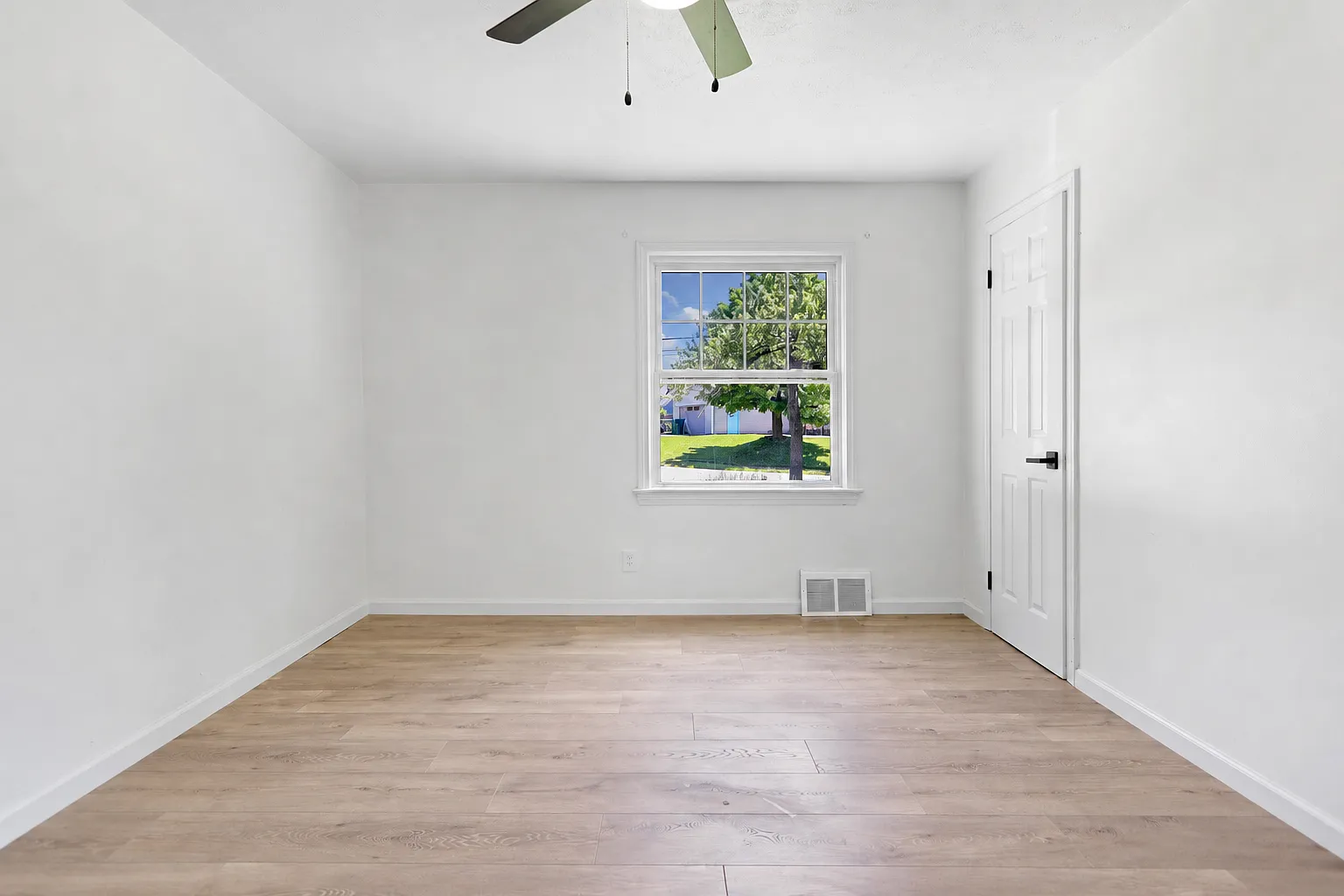 3 bed, 2200 sqft, $2,400 — Photo 4