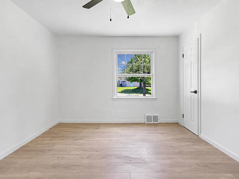 18601 Harlan Dr — Photo 4
