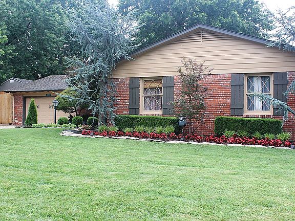 3rd image of 1107 N Highland Dr