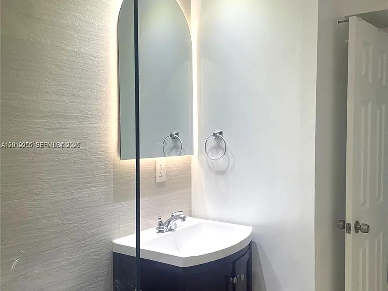 221 SW 9th Ave #2 — Photo 10