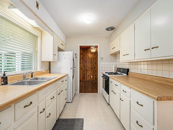 4th image of 2522 Oakwood Ave NE