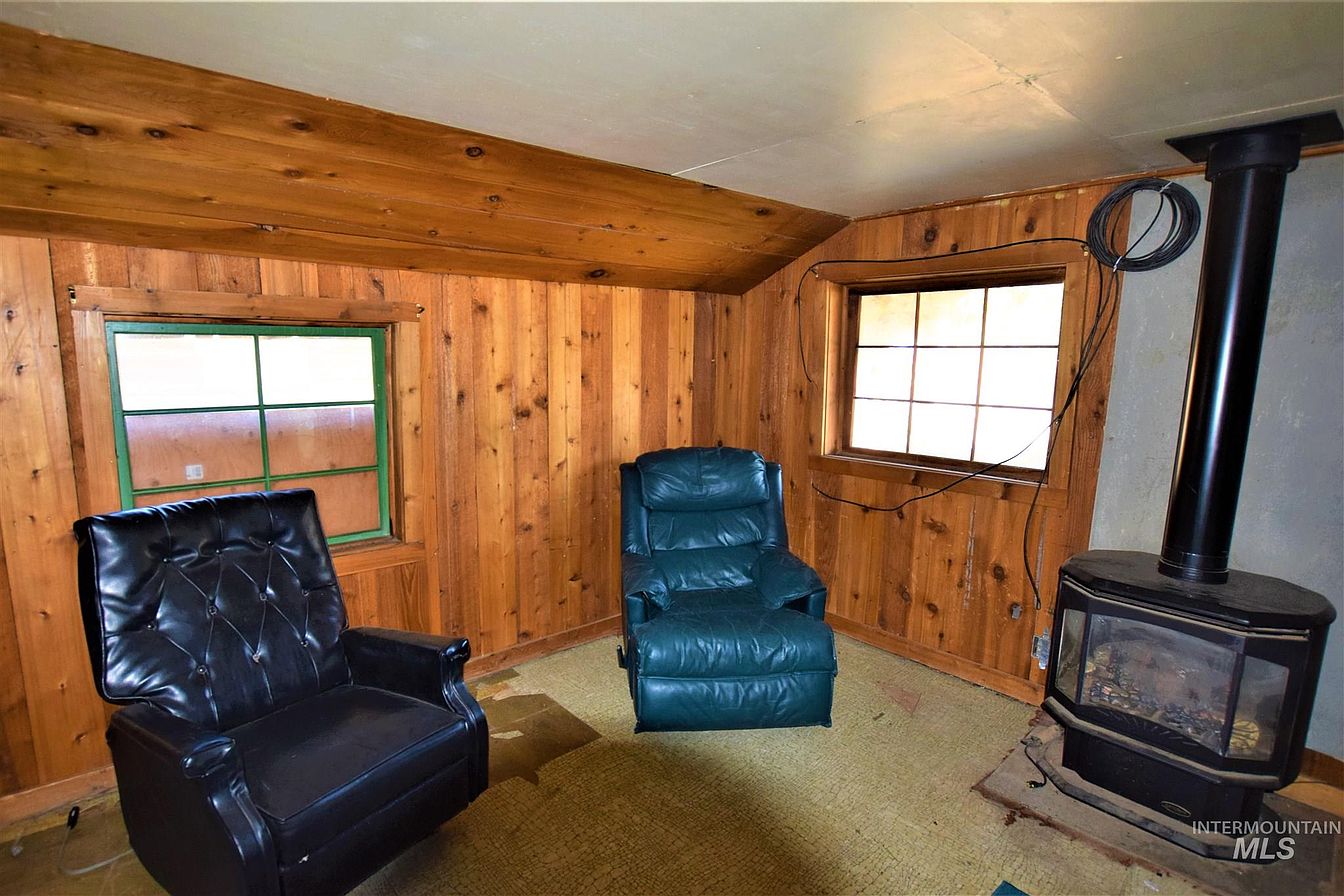 c. 1950 Rustic Log Cabin For Sale with 4 Lots in Dixie, ID 83525