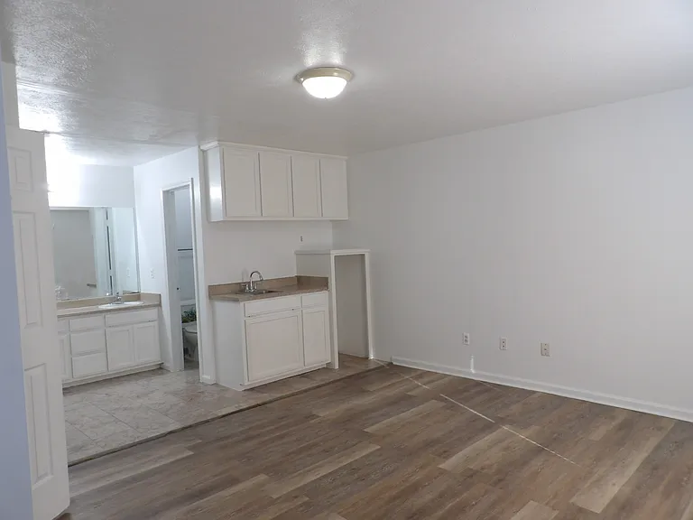 College Pointe Apartments — Photo 22