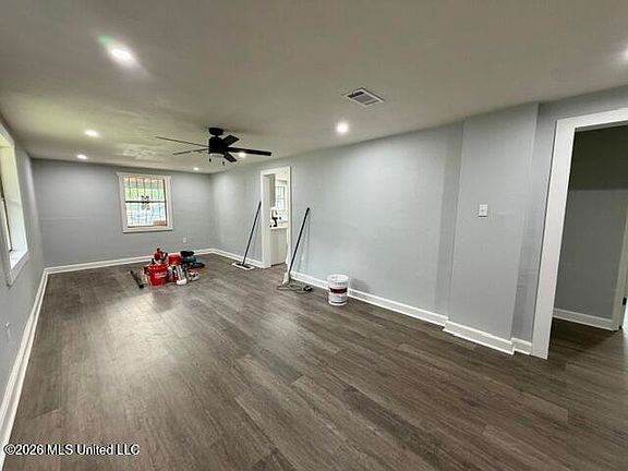 5th image of 852 Herrin Dr