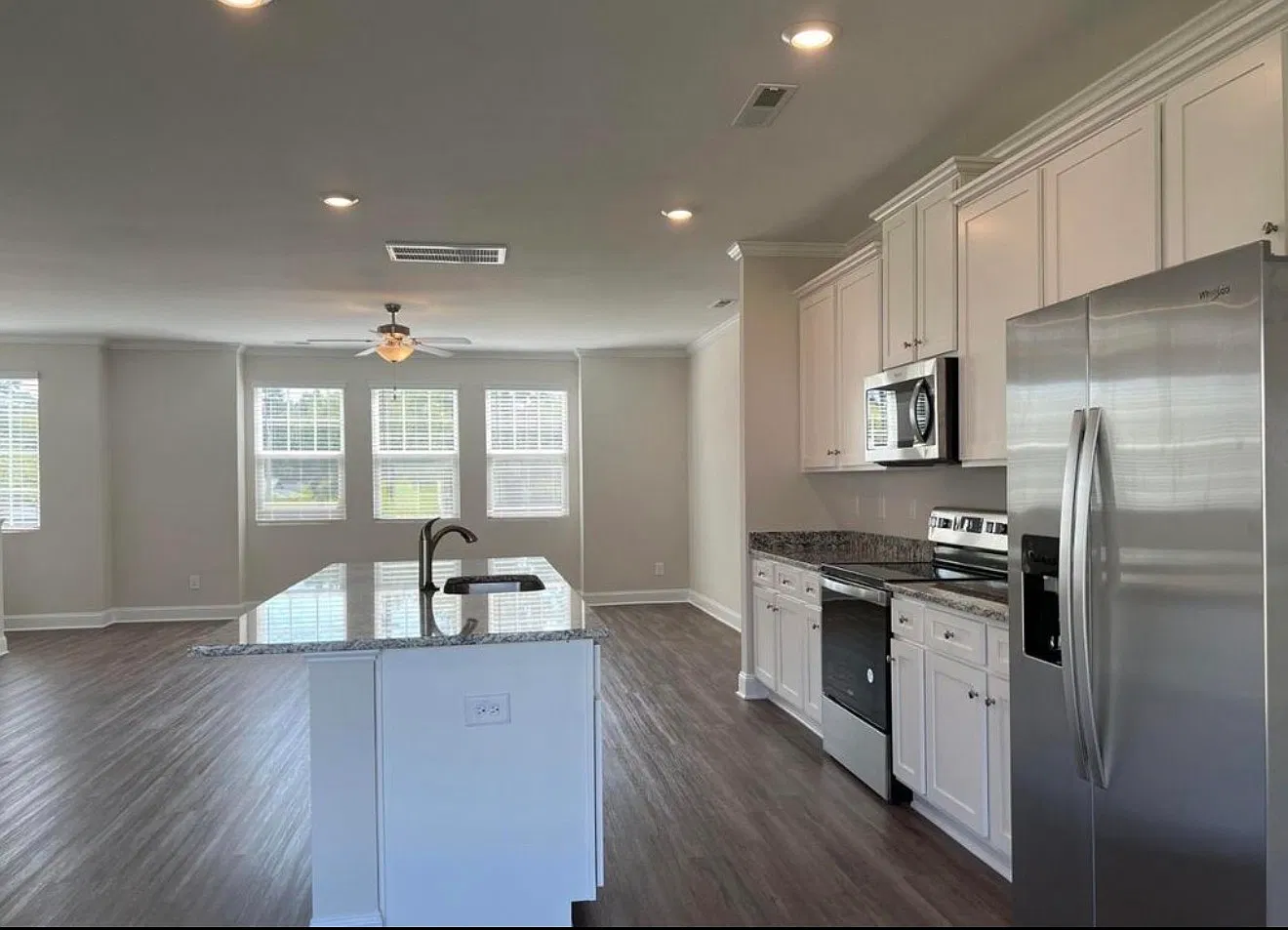 3 bed, 2172 sqft, $2,099 — Photo 2