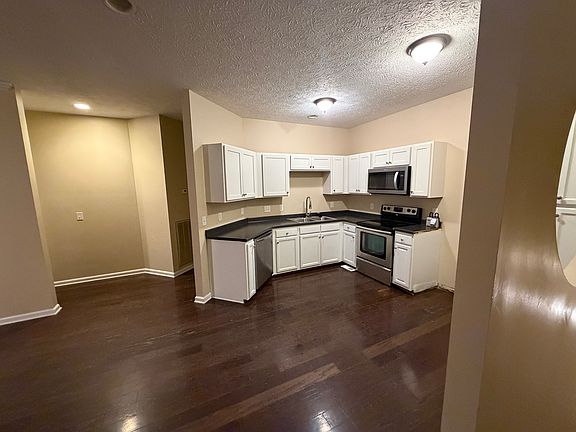 3rd image of 202 Wyndom Ct