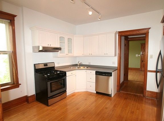 4th image of 1851 W Cuyler Ave #3