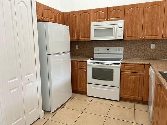 5th image of 1661 SE 29th Ct Unit 201