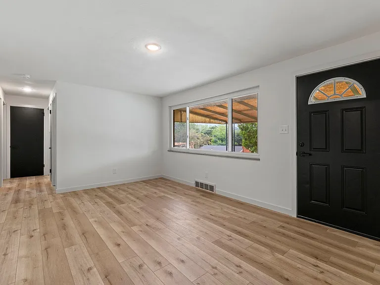 131 S Joslyn Dr — Photo 3