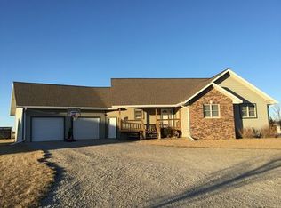 1811 Overview Dr, Clay Center, KS 67432