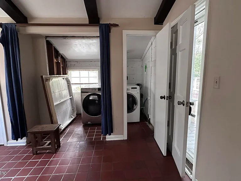 2836 Ionic Ave — Photo 21