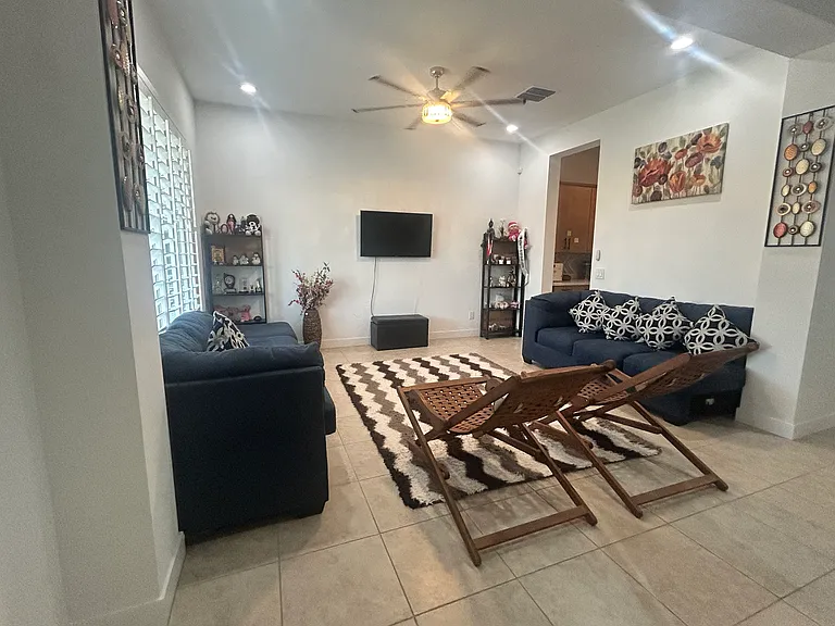 Guests Sit-Out Room