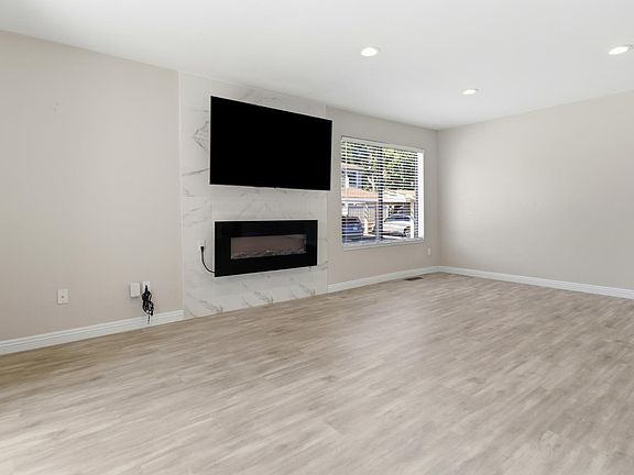 3rd image of 8 Lakeview Court