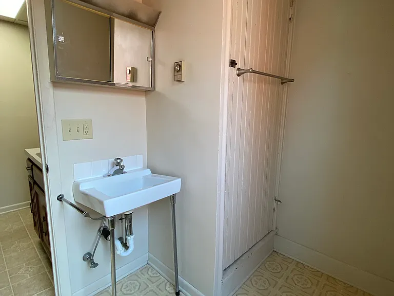 462 N Pitt St — Photo 7