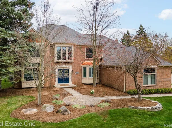1686 Old Homestead Dr, Rochester Hills, MI 48306