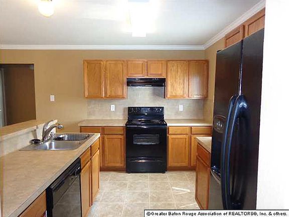 4th image of 23607 Wellington Ave