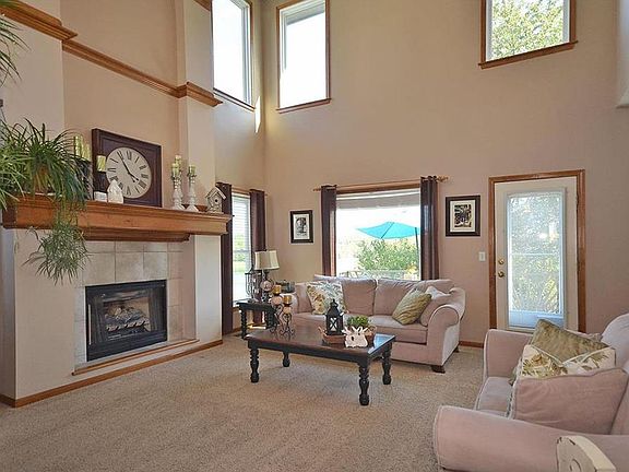 3rd image of 403 Killarney Ln