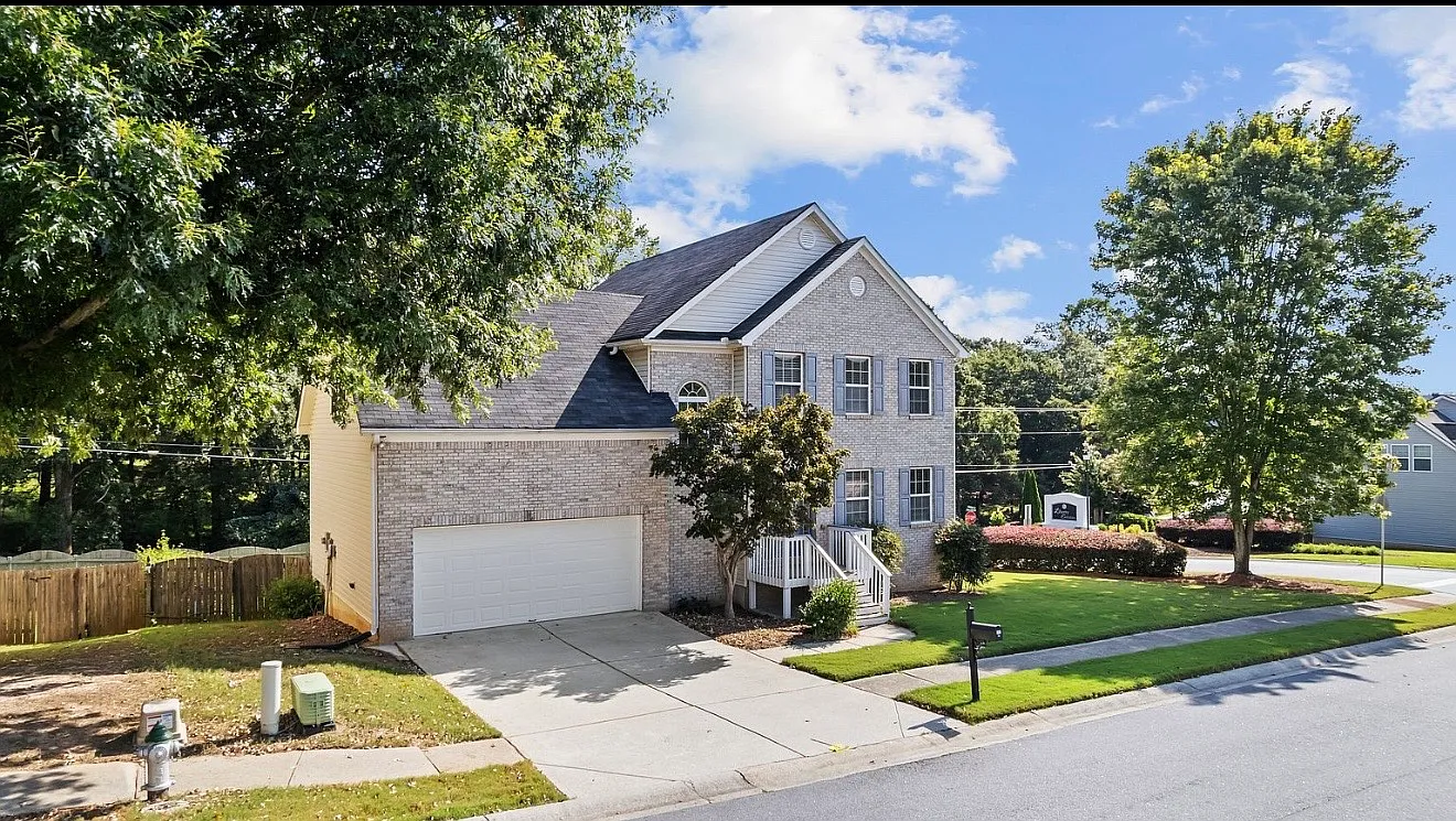 4 bed, 2.5 bath, 2548 sqft, $2,300 — Photo 3