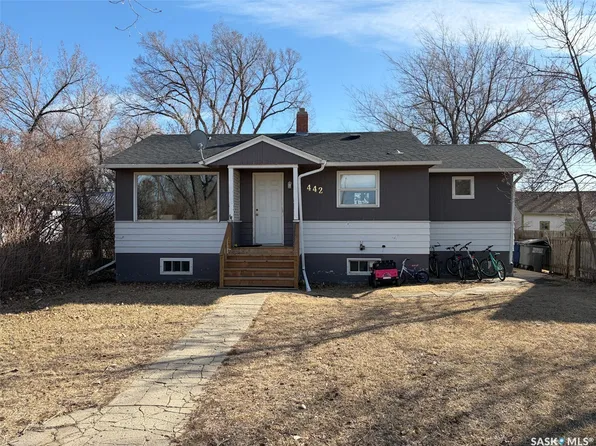 442 Front Street W, Eastend, SK S0N 0T0