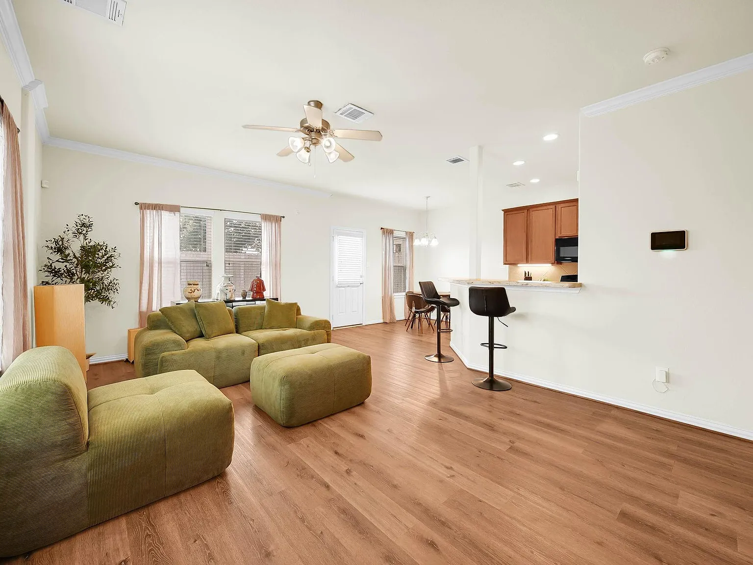 3 bed, 2.5 bath, 1549 sqft, $1,850 — Photo 4