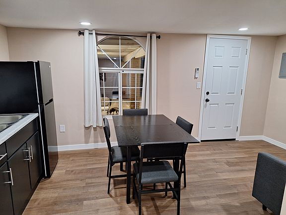 4th image of 647 W Pico Ave #647