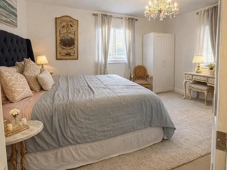 Large, cozy bed, Apple space to unwind, and a calm, welcome vibe