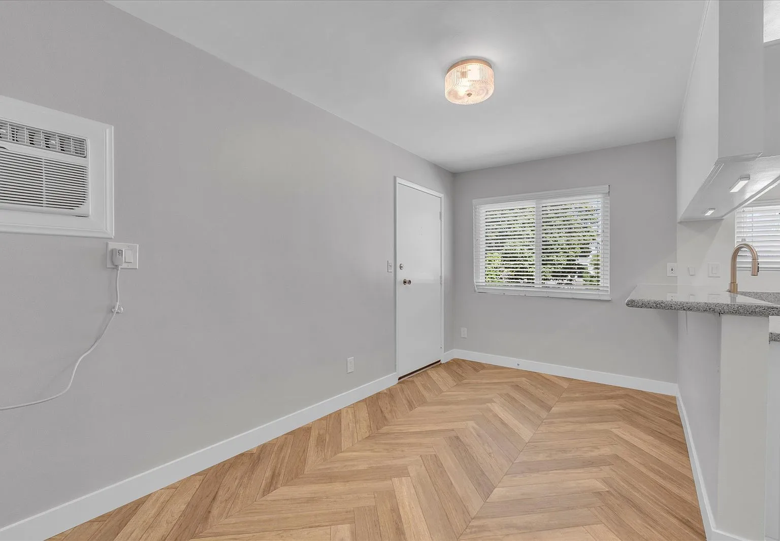 2 bed, 900 sqft, $2,549 — Photo 3