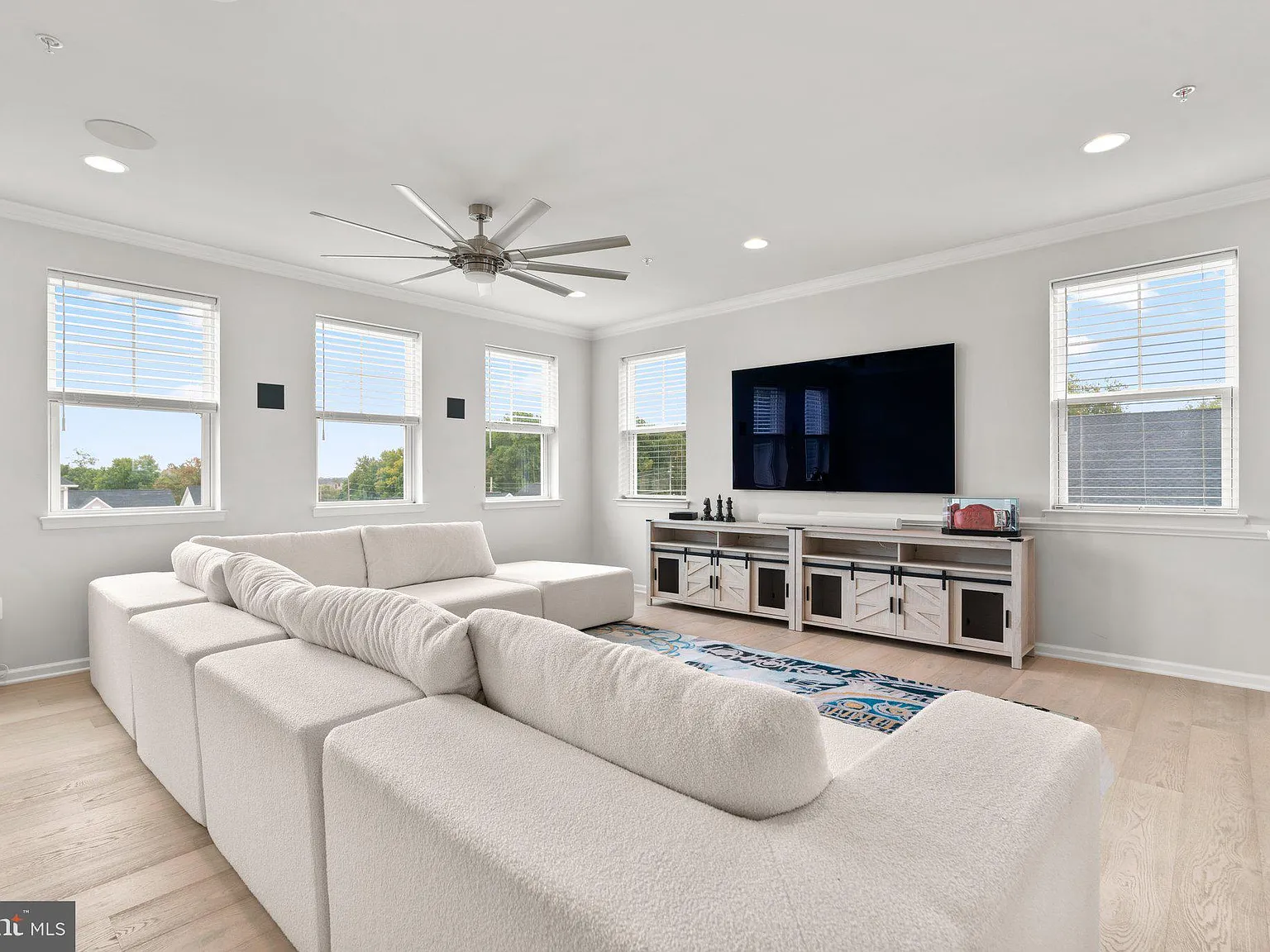 3 bed, 4.0 bath, 2028 sqft, $3,450 — Photo 3