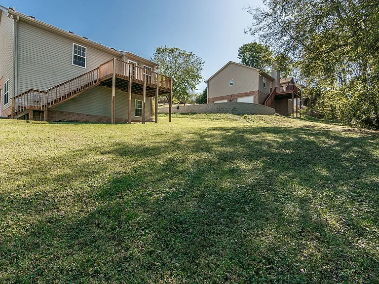 108 Longview Dr — Photo 2