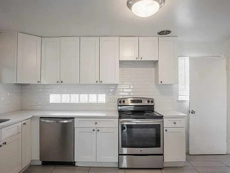 1381 S Grant St — Photo 27
