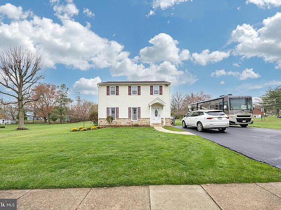 3rd image of 1070 Snyder Rd