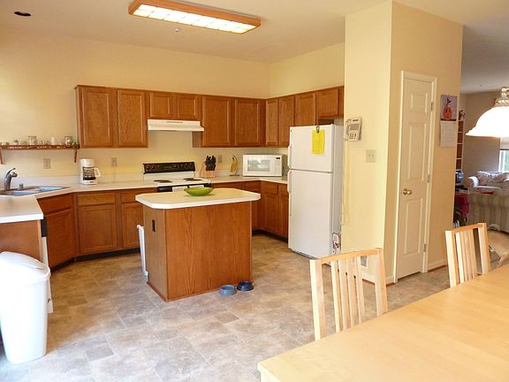 Roomy kitchen w/island