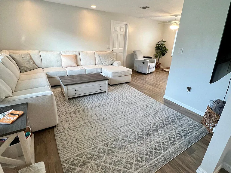 322 Sabinal St — Photo 4