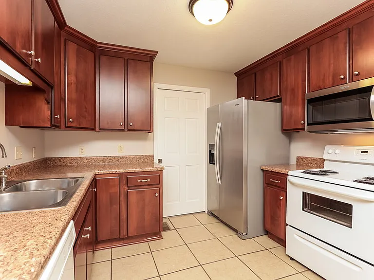 2406 Hillmont Dr — Photo 8