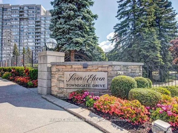7 Townsgate Dr Unit 810, Vaughan, ON L4J 7Z9