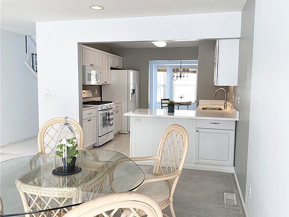 4th image of 215 Marilyn Ln