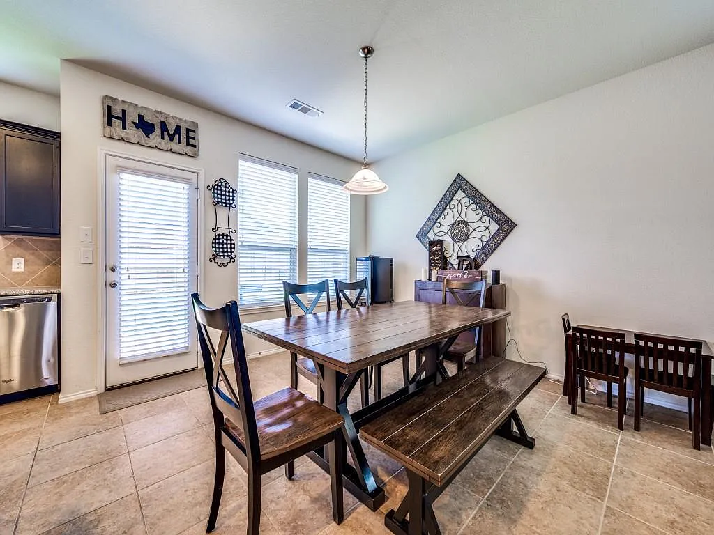 4 bed, 2600 sqft, $3,400 — Photo 2