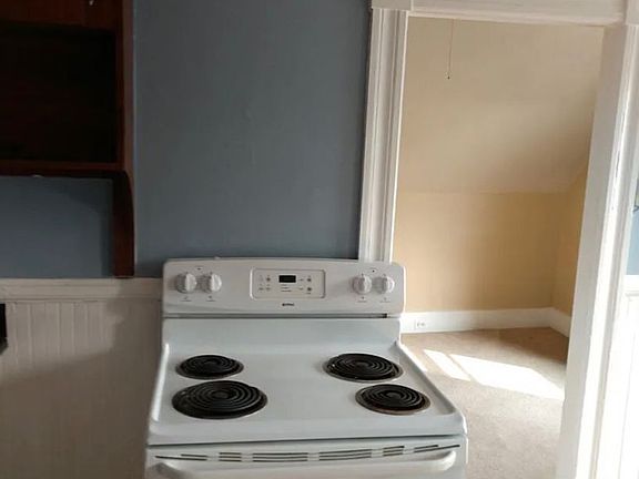 2nd image of 109 6th St #3