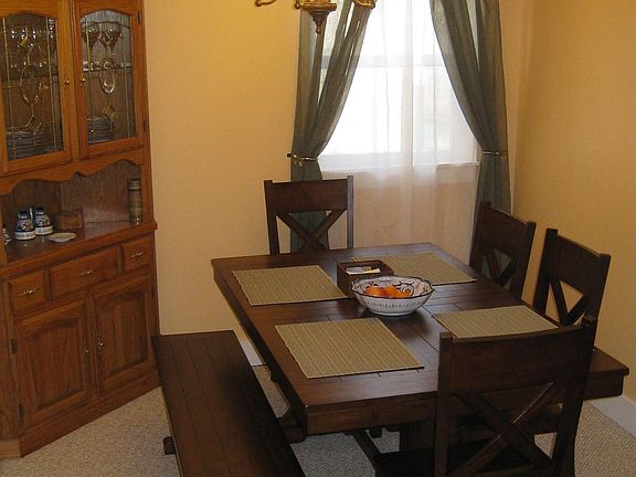 Nice large dining room, great for entertaining family and friends.