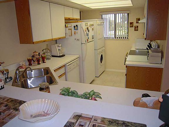 5th image of 6175 Mirror Lake Dr #204