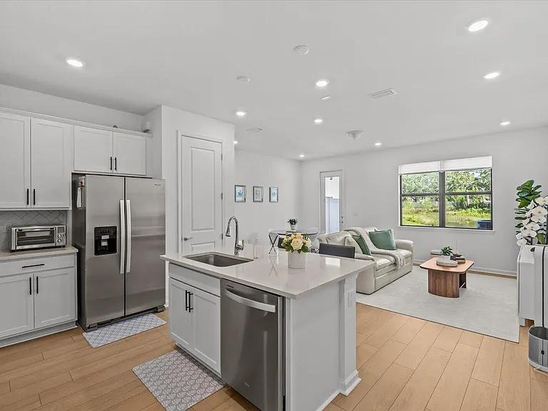276 SW Sally Way — Photo 8