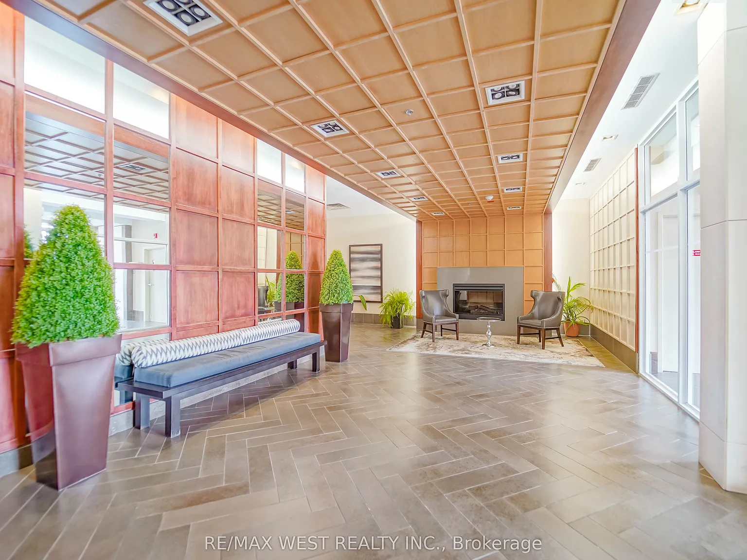 Kingswood on Bloor — Photo 2