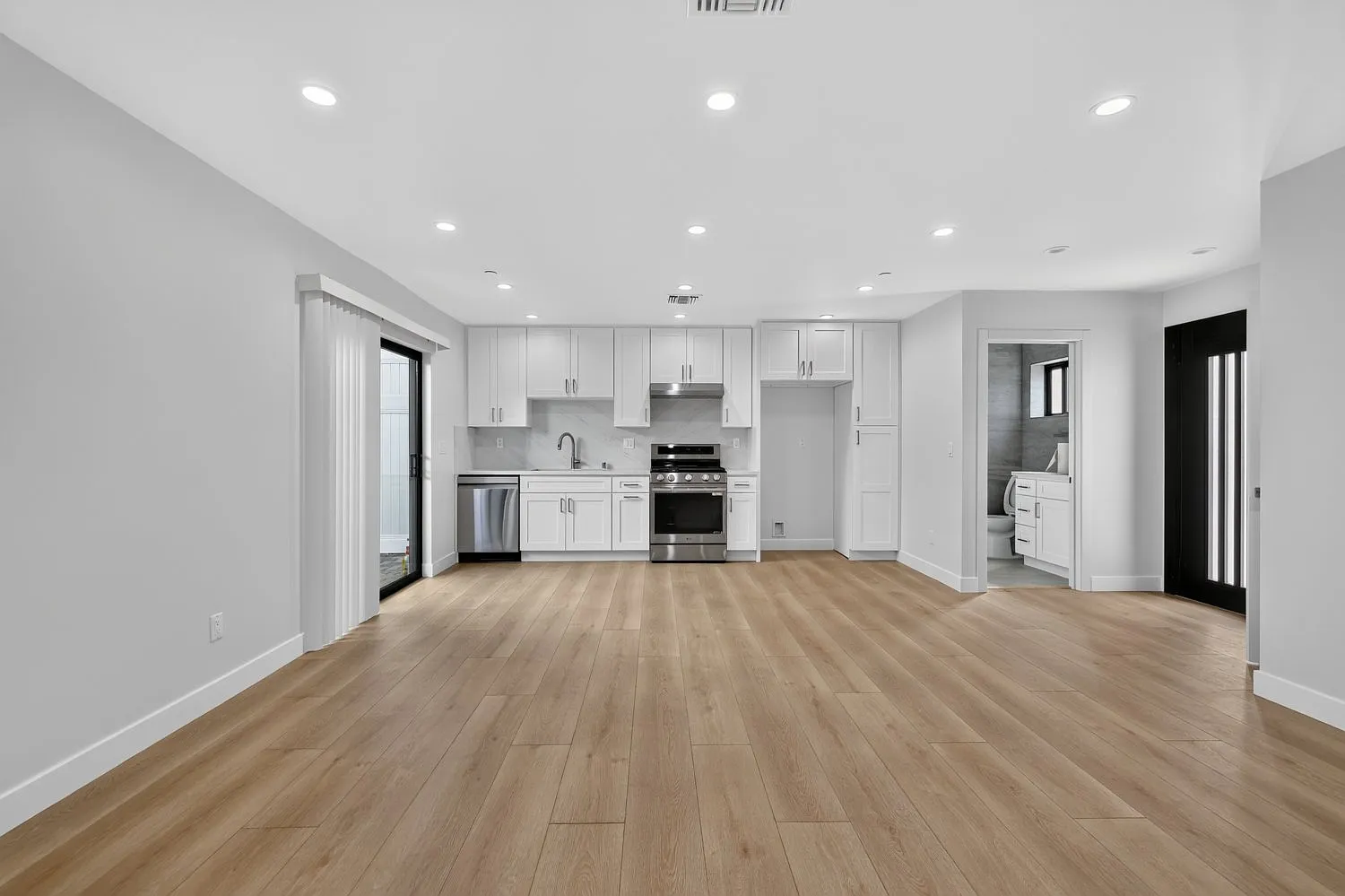 2 bed, 886 sqft, $3,200 — Photo 3
