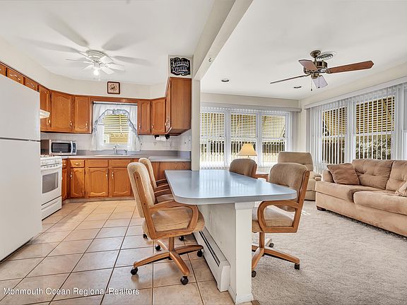 3rd image of 31 Zeeland Dr